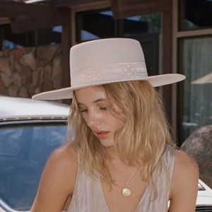 Lack of color Sierra hat in gold